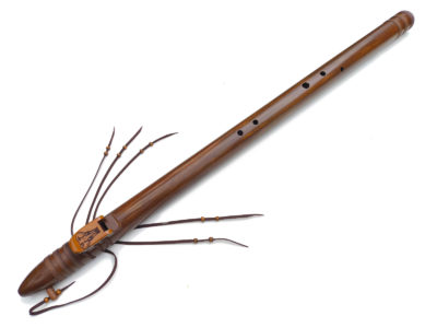 Flauta de bambu com detalhes artesanais.